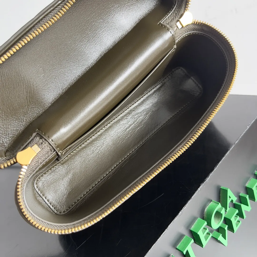 Batch 1360 Bottega Veneta 24 spring and summer woven zipper crossbody bag. A crossbody bag that can be used as a cosmetic bag. The exquisite weaving and compact body are an indispensable accessory for the upcoming summer. The double zipper also better protects the bag. It has a large capacity. If you like it, don’t miss it. Style number: 789109 Size: 22*12.5*5cm